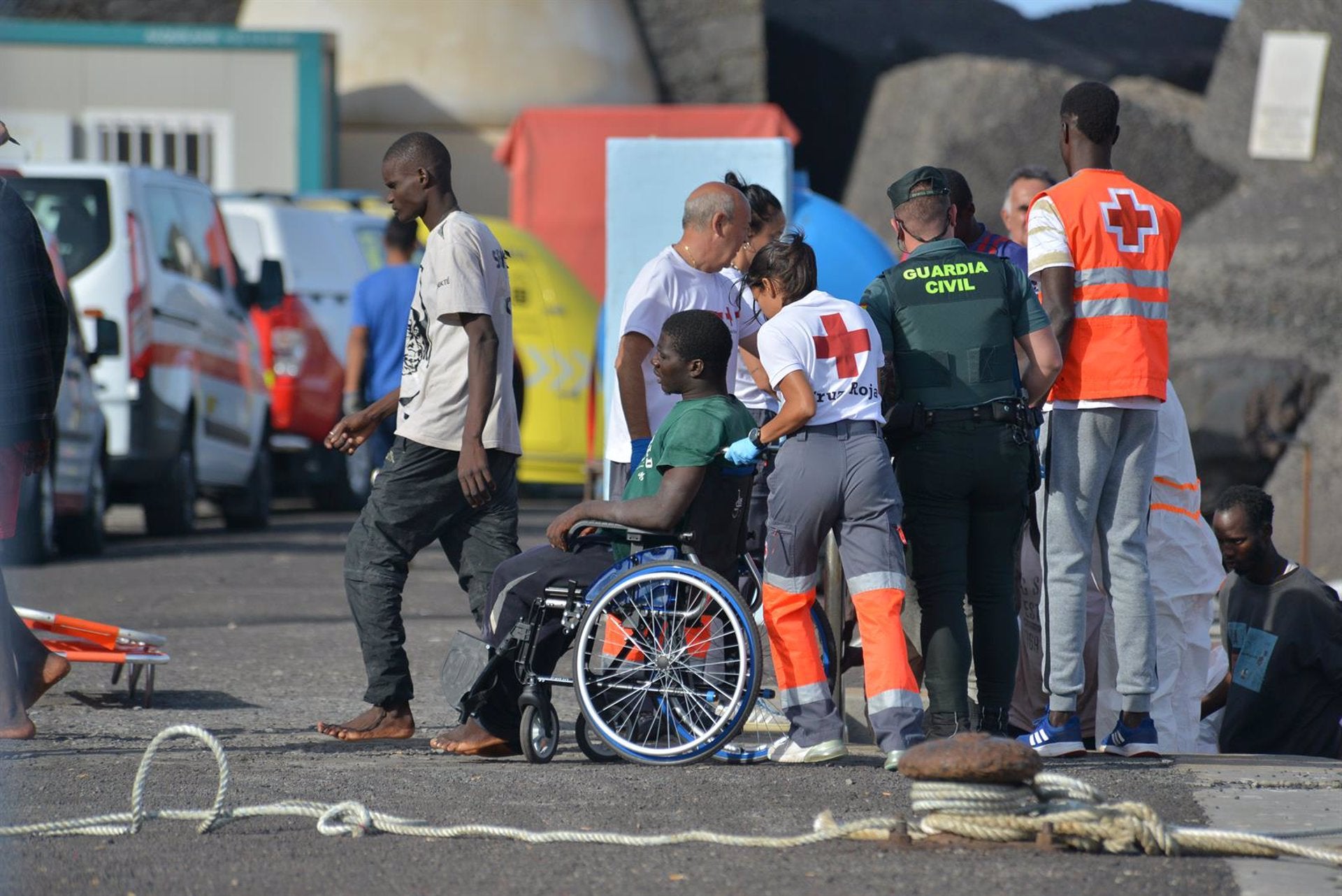El Ejecutivo desplaza hasta un hotel de Almería a 300 migrantes que llegaron en cayuco El Ejecutivo desplaza hasta un hotel de Almería a 300 migrantes que llegaron en cayuco