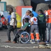 El Ejecutivo desplaza hasta Almería a unos 300 migrantes que llegaron en cayuco a Canarias 