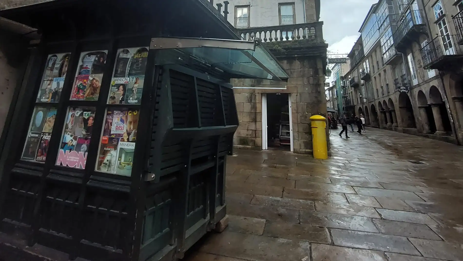 El kiosko de O Toural cierra tras 124 años de historia en Compostela entre muestras de cariño y nostalgia de los santiagueses