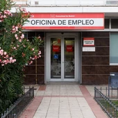 Entrada de una Oficina de Empleo en Madrid. Entrada de una Oficina de Empleo en Madrid.