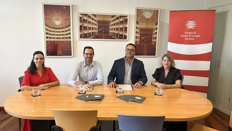 Imagen correspondiente al momento de la firma entre Teatro Principal y Onda Cero. Imagen correspondiente al momento de la firma entre Teatro Principal y Onda Cero.