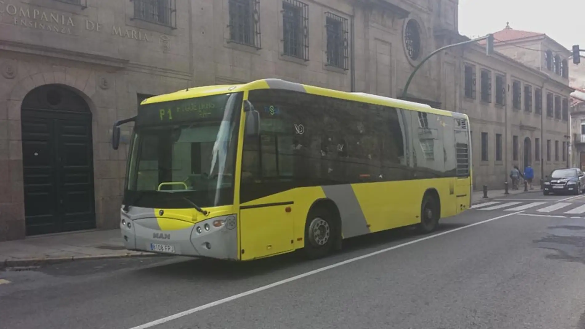 Mónica Suárez, usuaria del transporte urbano de Santiago: "Necesitamos un transporte urbano como Dios manda, que no lo hay, si el bus sale a sus horas la gente no cogería el coche