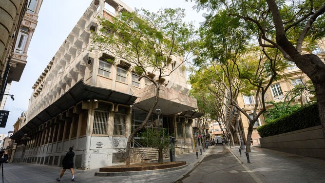 Cortes de tráfico en la capital almeriense por la demolición del antiguo edificio de Correos Cortes de tráfico en la capital almeriense por la demolición del antiguo edificio de Correos