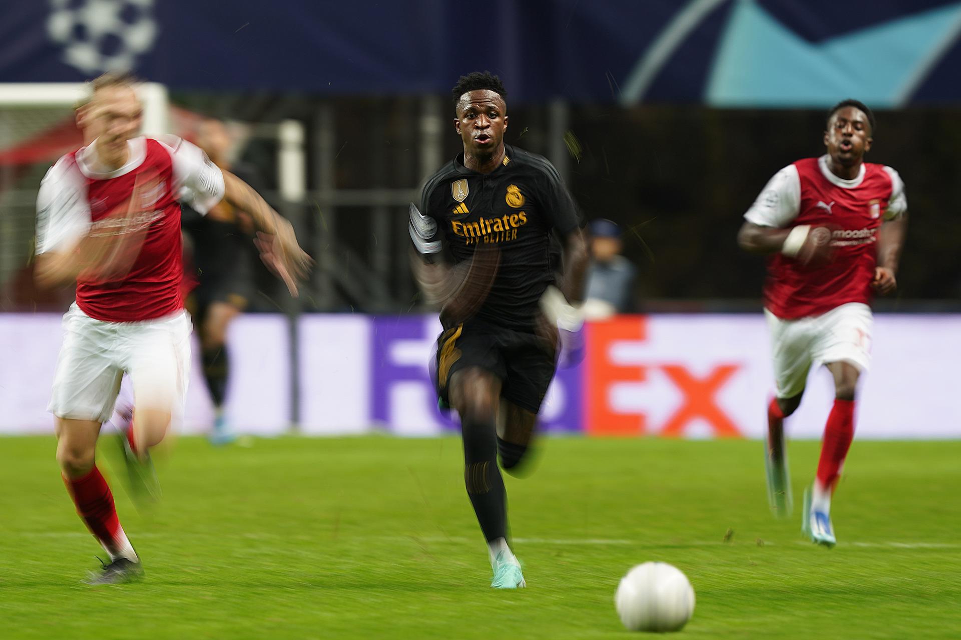 Mikel Camps, portavoz de la Junta del Barcelona sobre Vini: "No es racismo, se merece una colleja por payaso y vacilón" Mikel Camps, portavoz de la Junta del Barcelona sobre Vini: "No es racismo, se merece una colleja por payaso y vacilón"