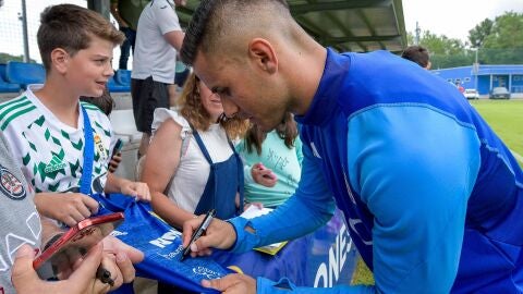 25-10 Luismi firma aut&oacute;grafos en El Requex&oacute;n