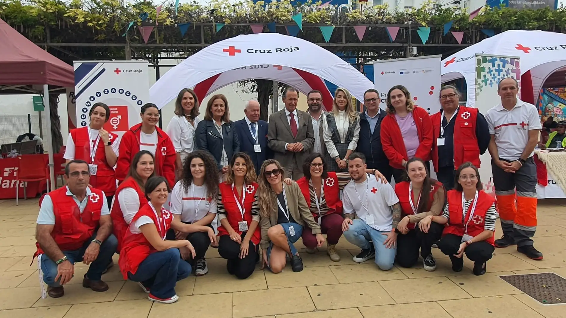 El alcalde de Chiclana junto a los trabajadores de Cruz Roja