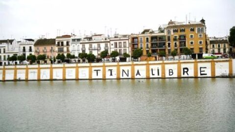 Restos de la pintada en la zapata del río con un mensaje de apoyo al pueblo palestino.