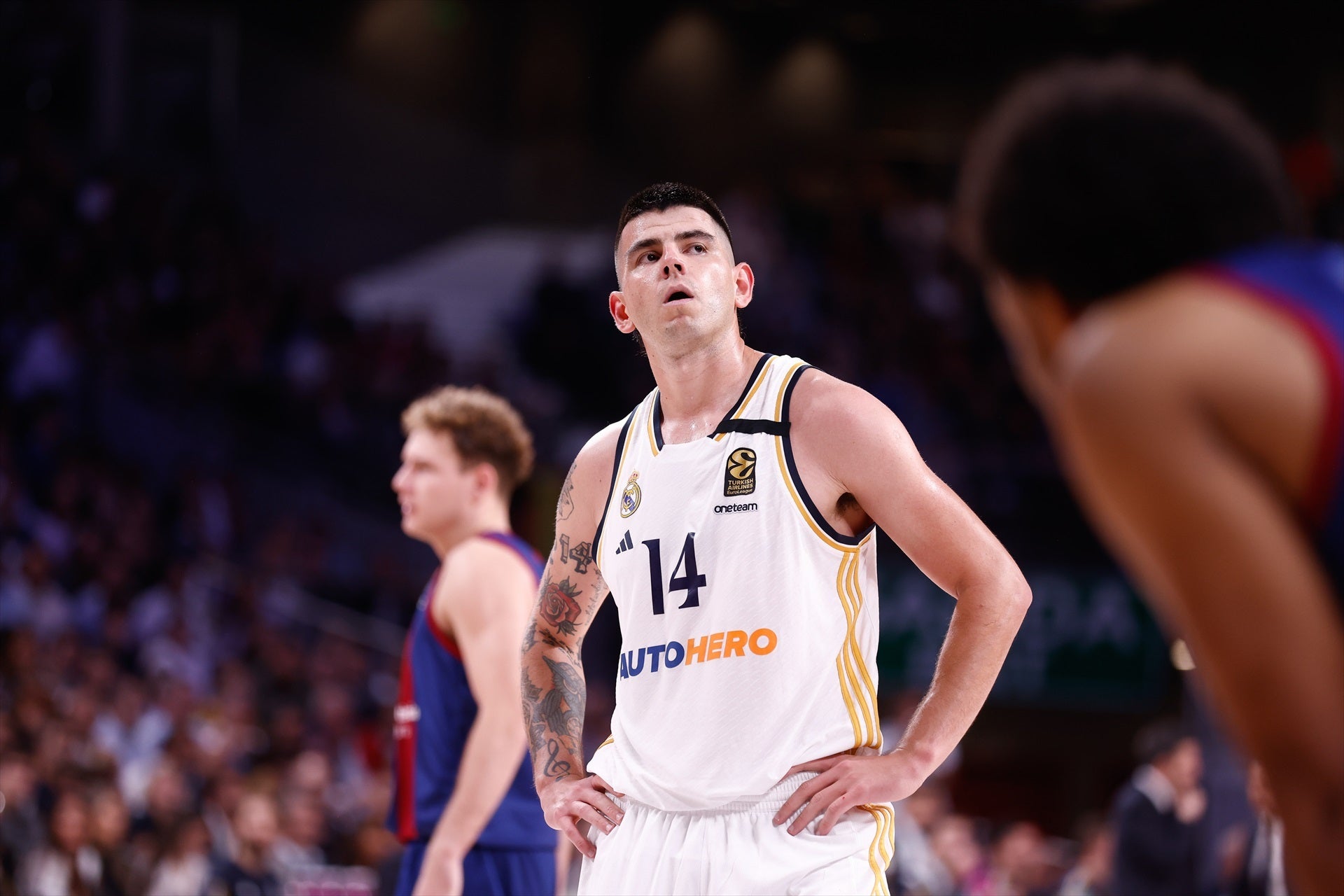 El Real Madrid se lleva el Clásico ante el Barcelona y es líder en solitario en Euroliga El Real Madrid se lleva el Clásico ante el Barcelona y es líder en solitario en Euroliga