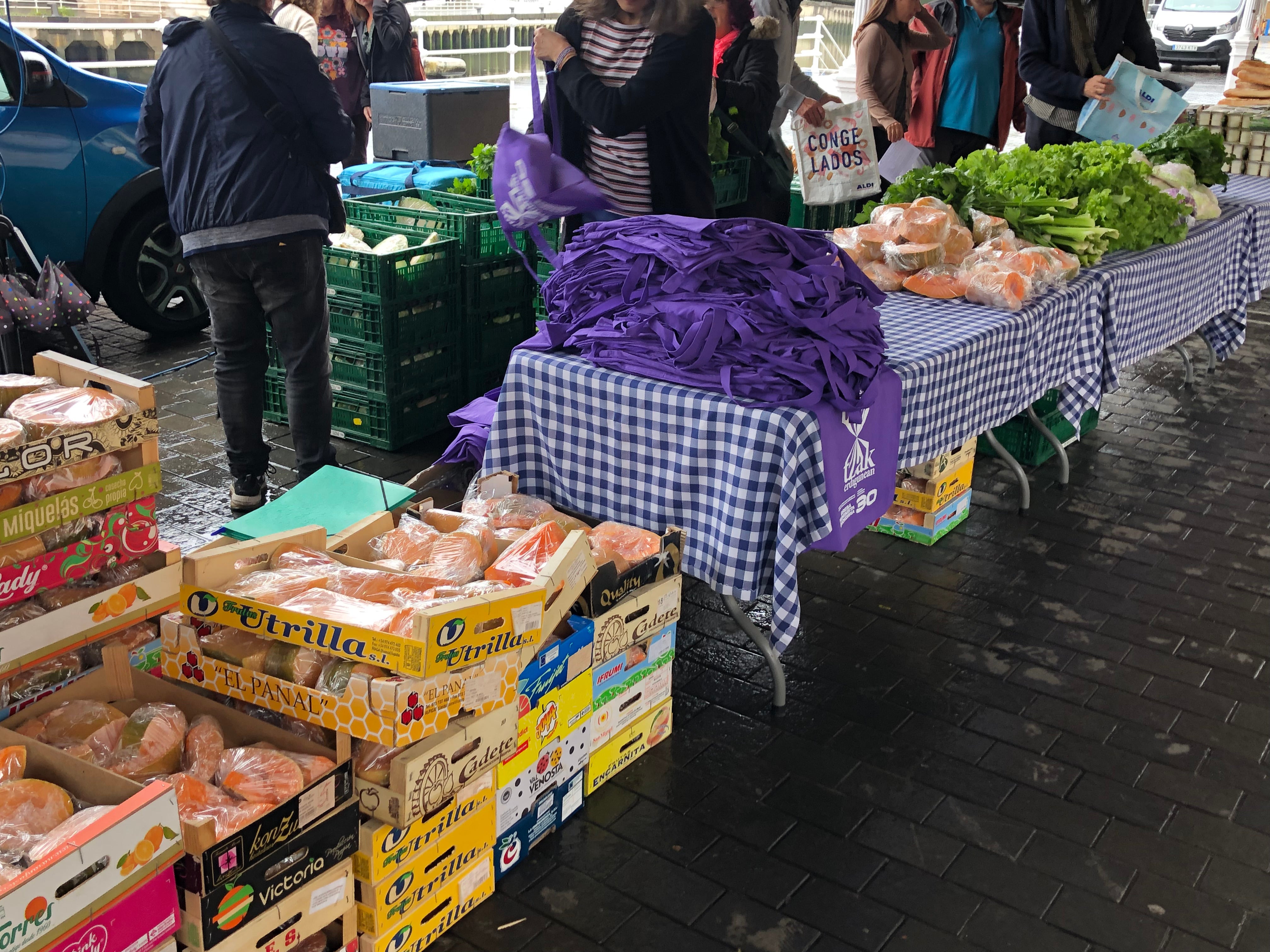 ENHE Bizkaia reparte 400 bolsas de comida para concienciar sobre los derechos colectivos de los cuidados ENHE Bizkaia reparte 400 bolsas de comida para concienciar sobre los derechos colectivos de los cuidados
