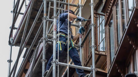 Un operario durante su jornada laboral 