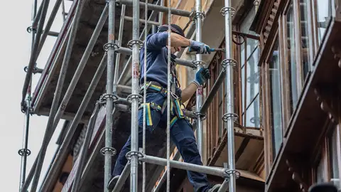 Un operario durante su jornada laboral Un operario durante su jornada laboral