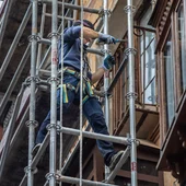 Un operario durante su jornada laboral Un operario durante su jornada laboral