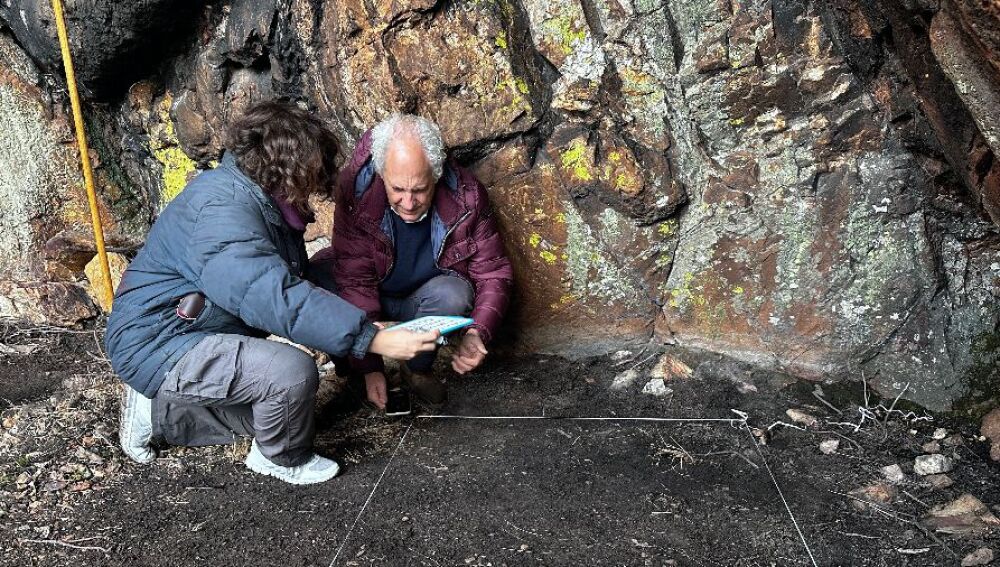 El arqueólogo Jesús Celis planteando parte de la excavación