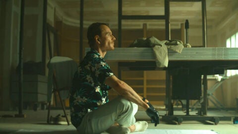 El actor Michael Fassbender, en un fotograma promocional de la pel&iacute;cula 'El asesino', de David Fincher