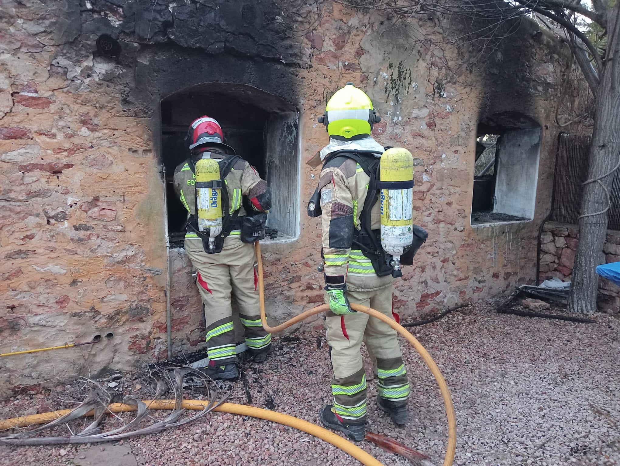 Un incendio arrasa el restaurante 'A mi manera' de Cala Saona de Formentera Un incendio arrasa el restaurante 'A mi manera' de Cala Saona de Formentera