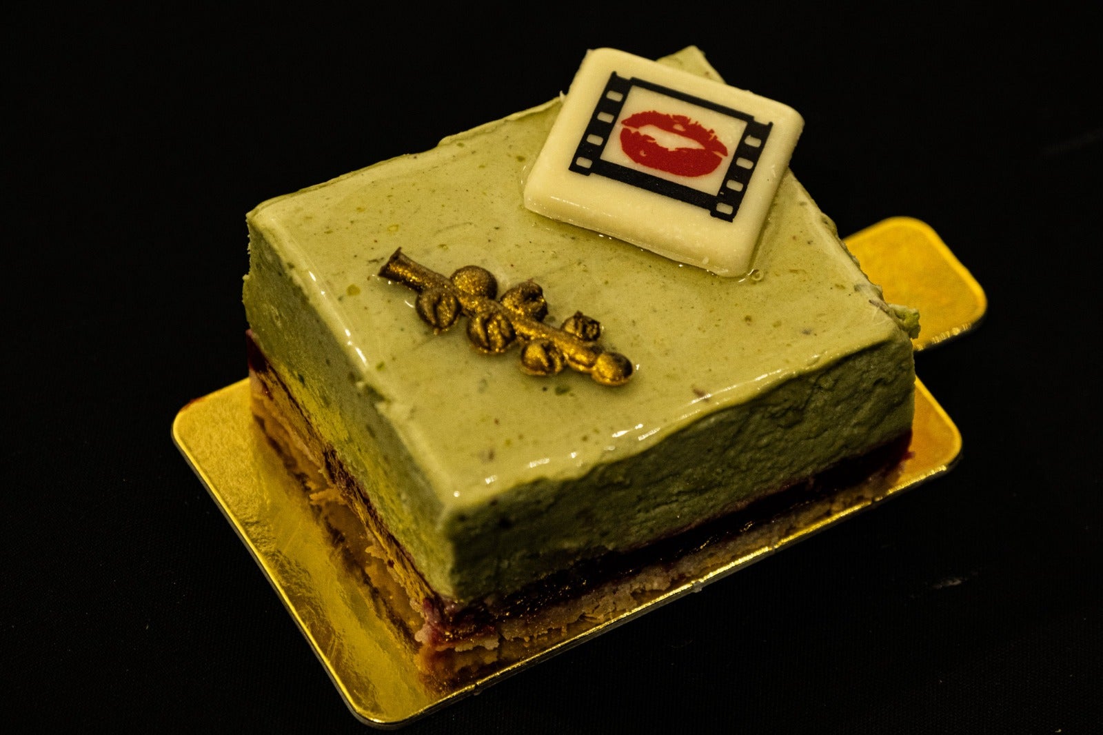 Está triunfado el nuevo pastel de Seminci, bizcocho con frambuesa y mousse de pistacho, que estará a la venta hasta el domingo Está triunfado el nuevo pastel de Seminci, bizcocho con frambuesa y mousse de pistacho, que estará a la venta hasta el domingo