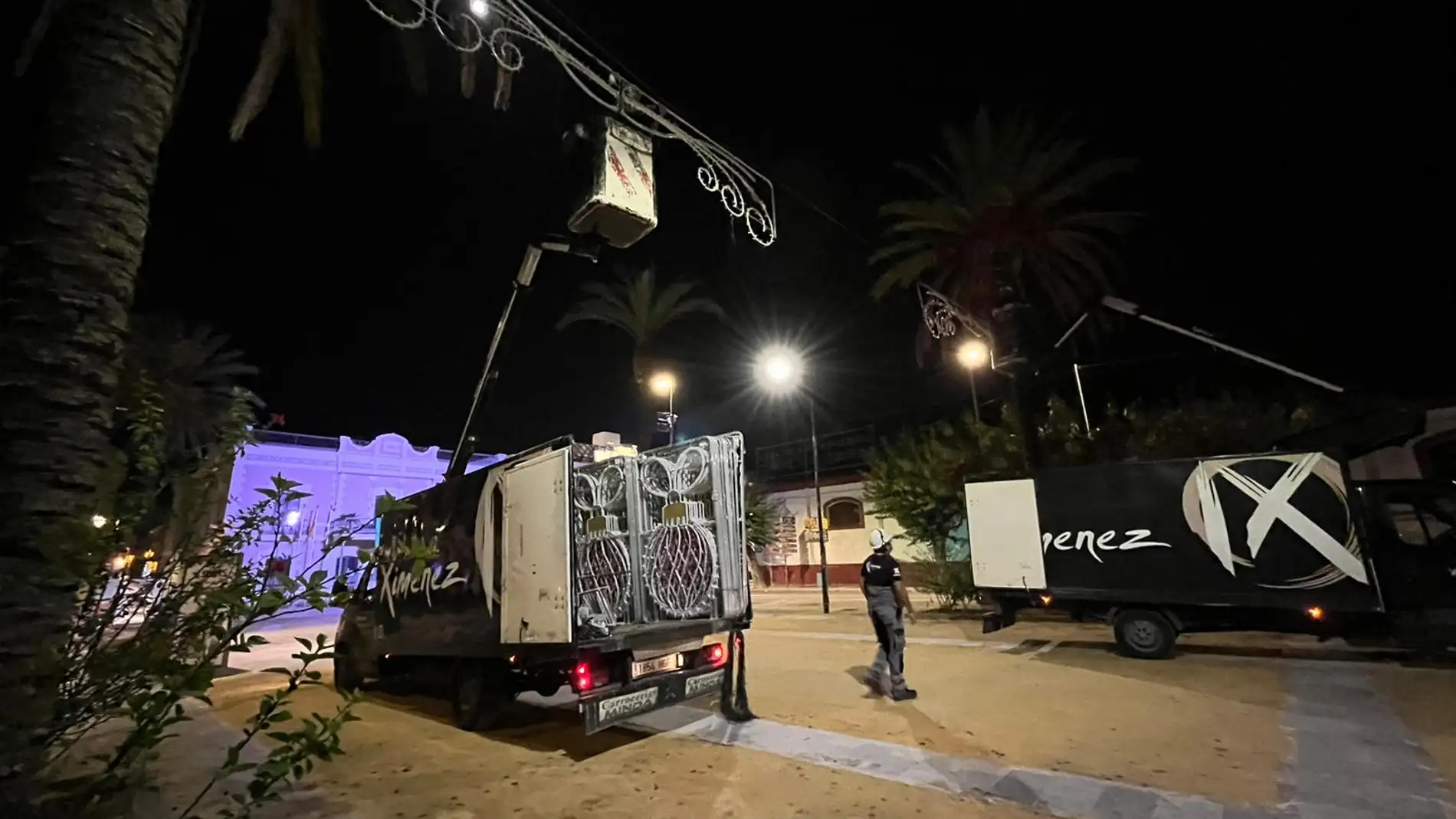 Trabajos de instalación del alumbrado de navidad en Sanlúcar por Iluminaciones Ximenez