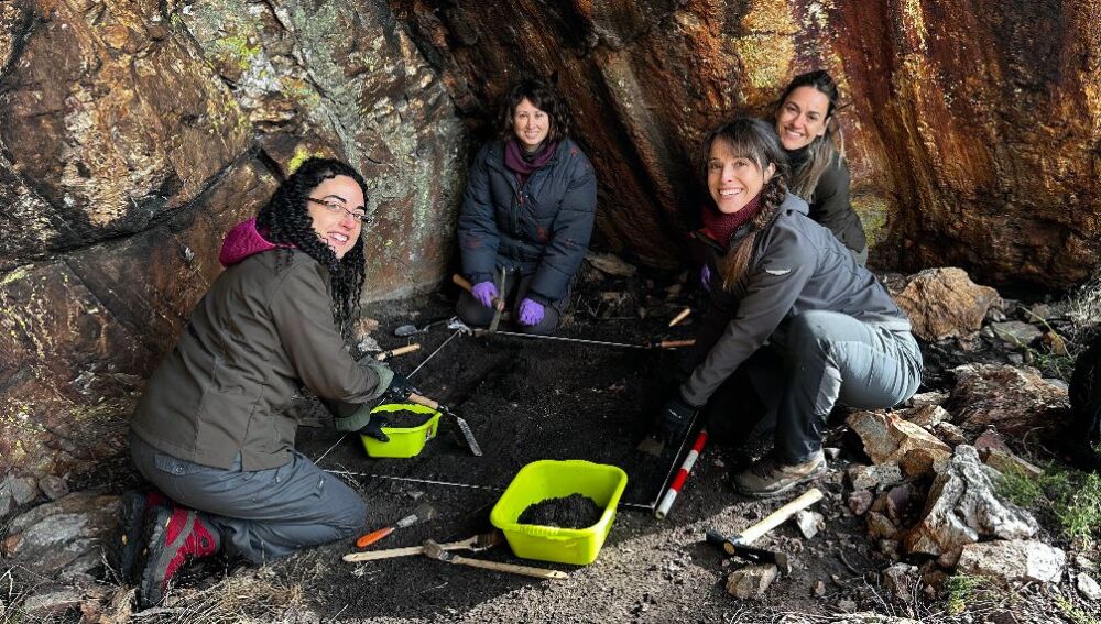 La antropóloga María Edén Fernández, y el equipo de excavación