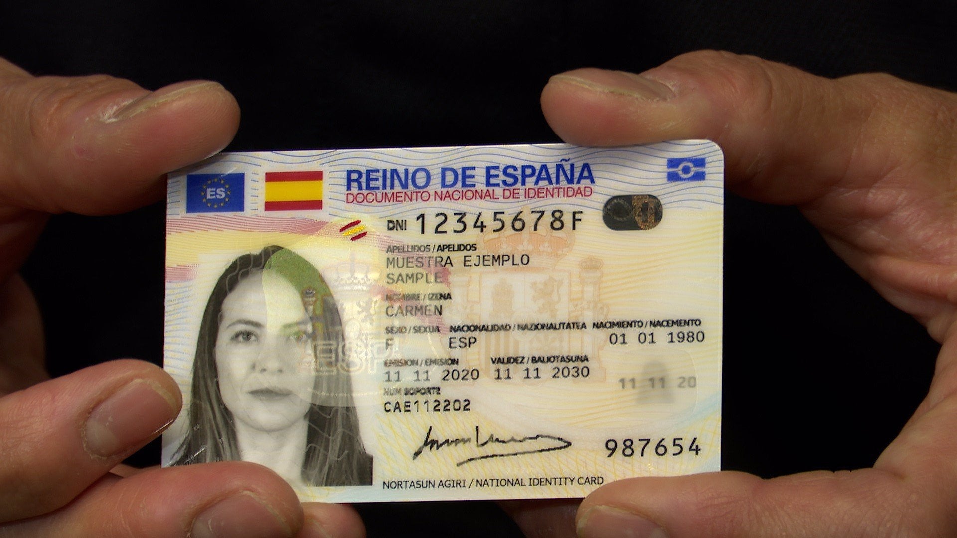 Esperas de casi un mes para renovar el DNI o el pasaporte Esperas de casi un mes para renovar el DNI o el pasaporte