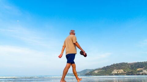 Un hombre paseando por la playa