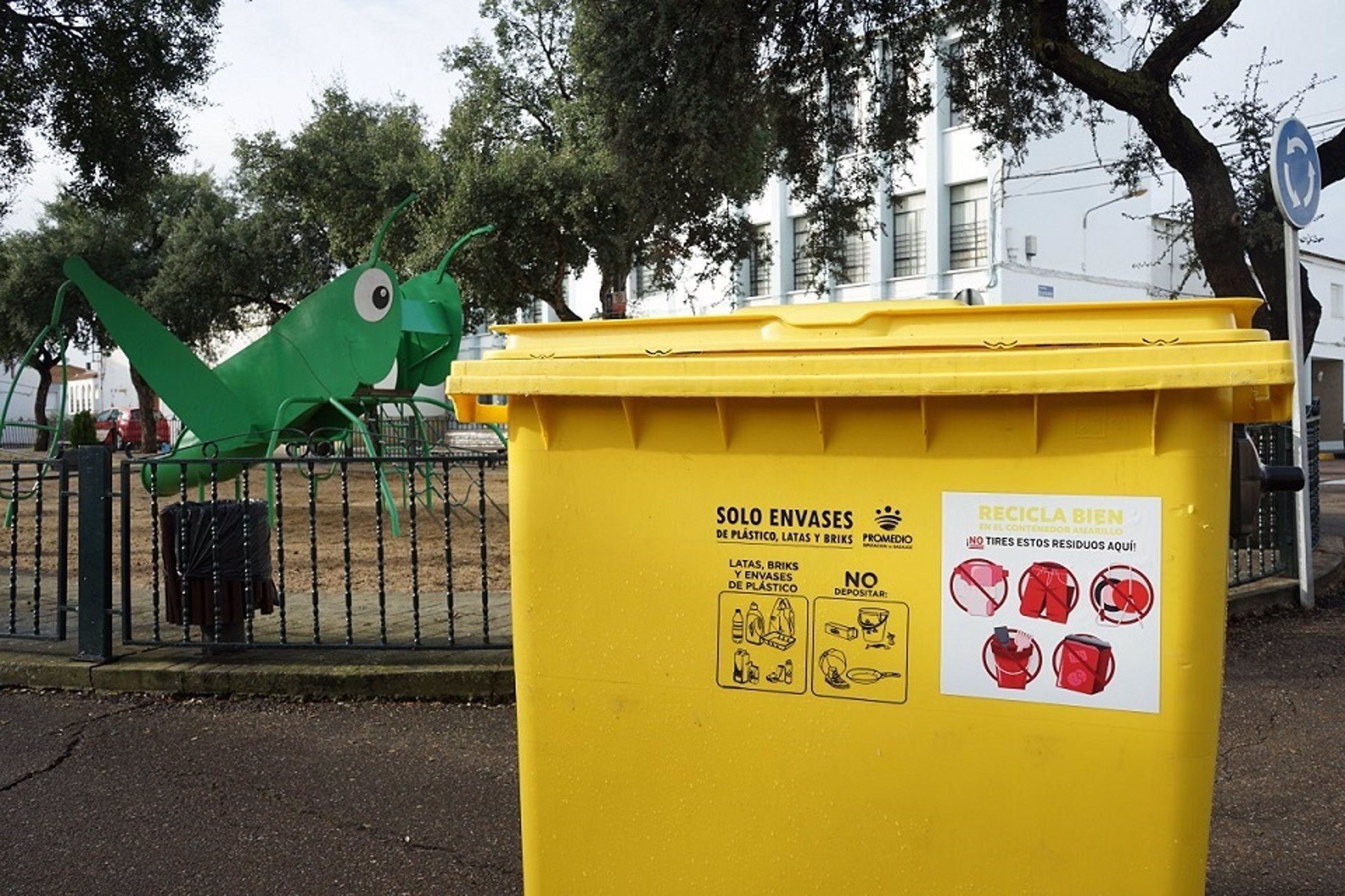 Promedio instala pegatinas en los contenedores amarillos para informar sobre los residuos que no se pueden depositar en ellos Promedio instala pegatinas en los contenedores amarillos para informar sobre los residuos que no se pueden depositar en ellos