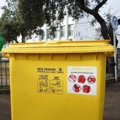 Promedio instala pegatinas en los contenedores amarillos para informar sobre los residuos que no se pueden depositar en ellos