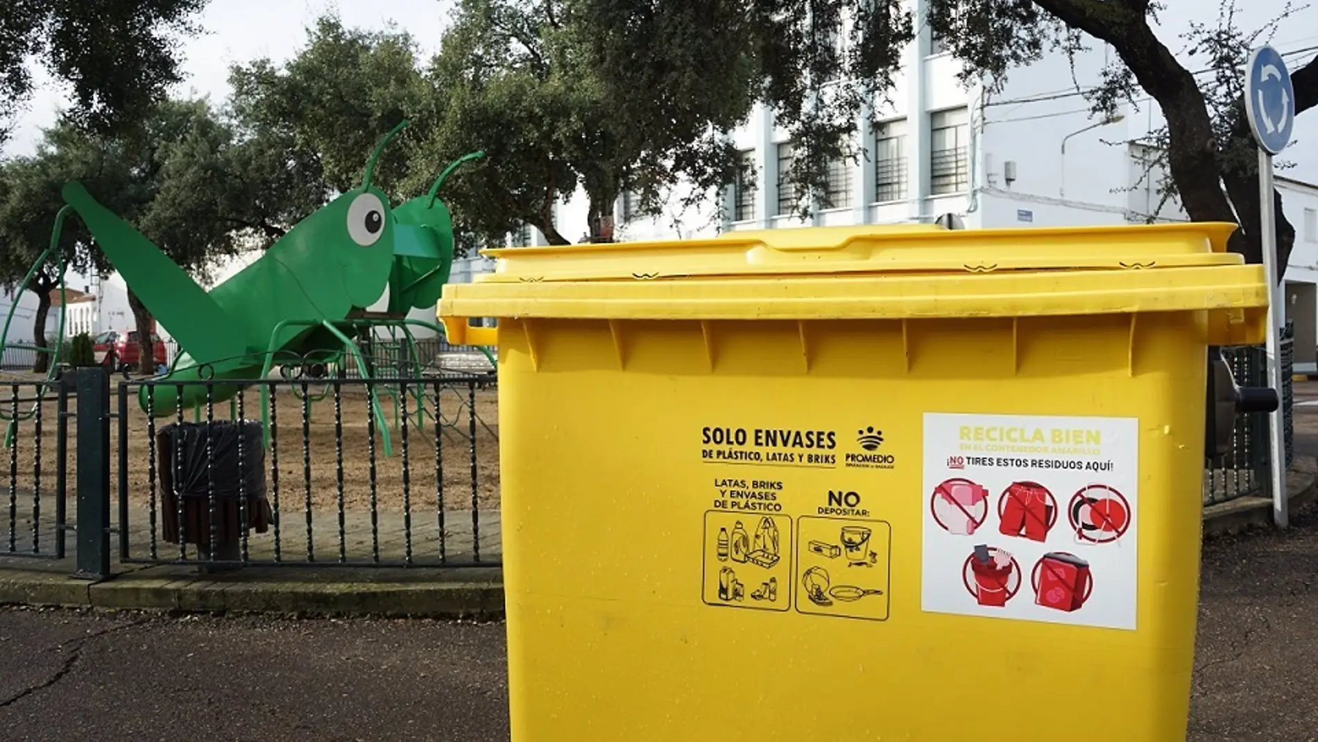 Promedio instala pegatinas en los contenedores amarillos para informar sobre los residuos que no se pueden depositar en ellos