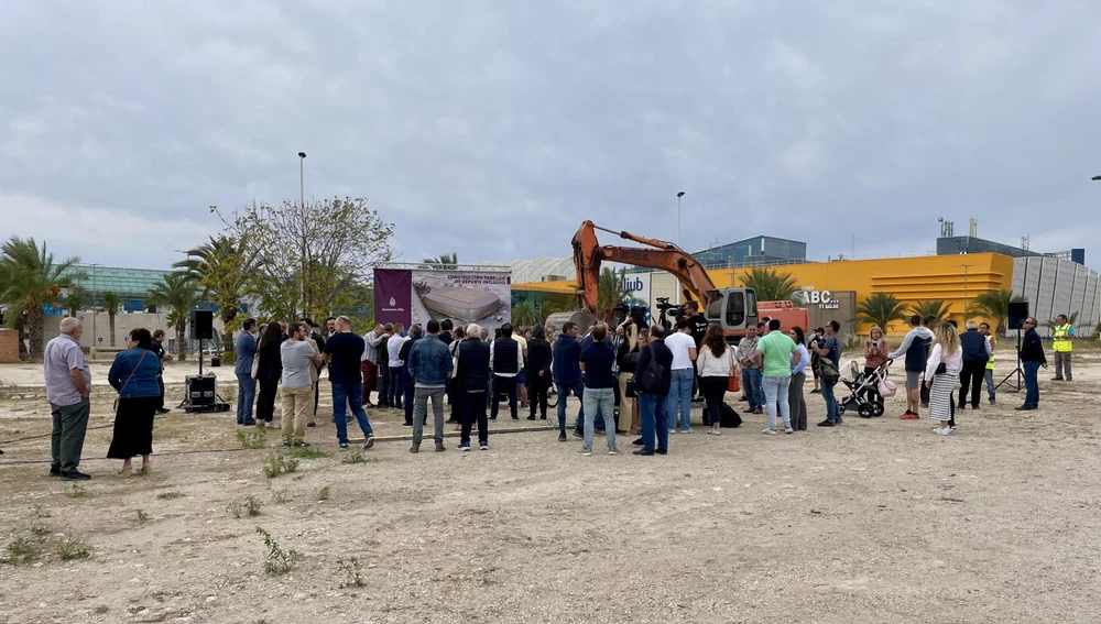 El alcalde de Elche ha puesto este viernes la primera piedra para la construcción del pabellón inclusivo que está previsto en la zona del Centro Comercial L'Aljub