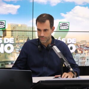 Miguel Ondarreta, presentador de 'Más de uno' y redactor de la parte informativa del programa