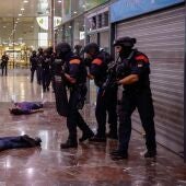 Los Mossos completan en Sants el mayor simulacro de ataque terrorista en la historia de Cataluña