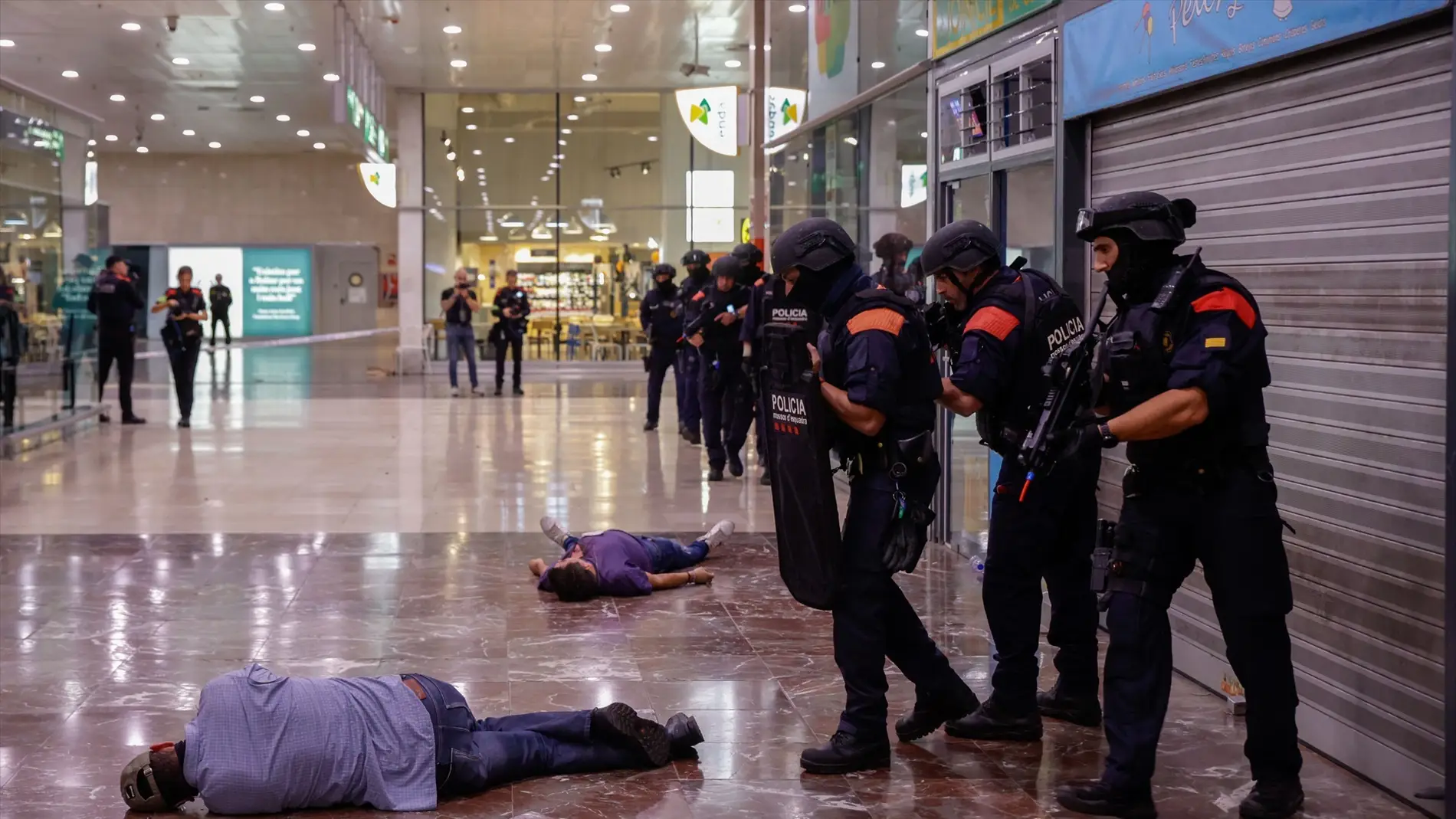 Los Mossos completan en Sants el mayor simulacro de ataque terrorista en la historia de Cataluña