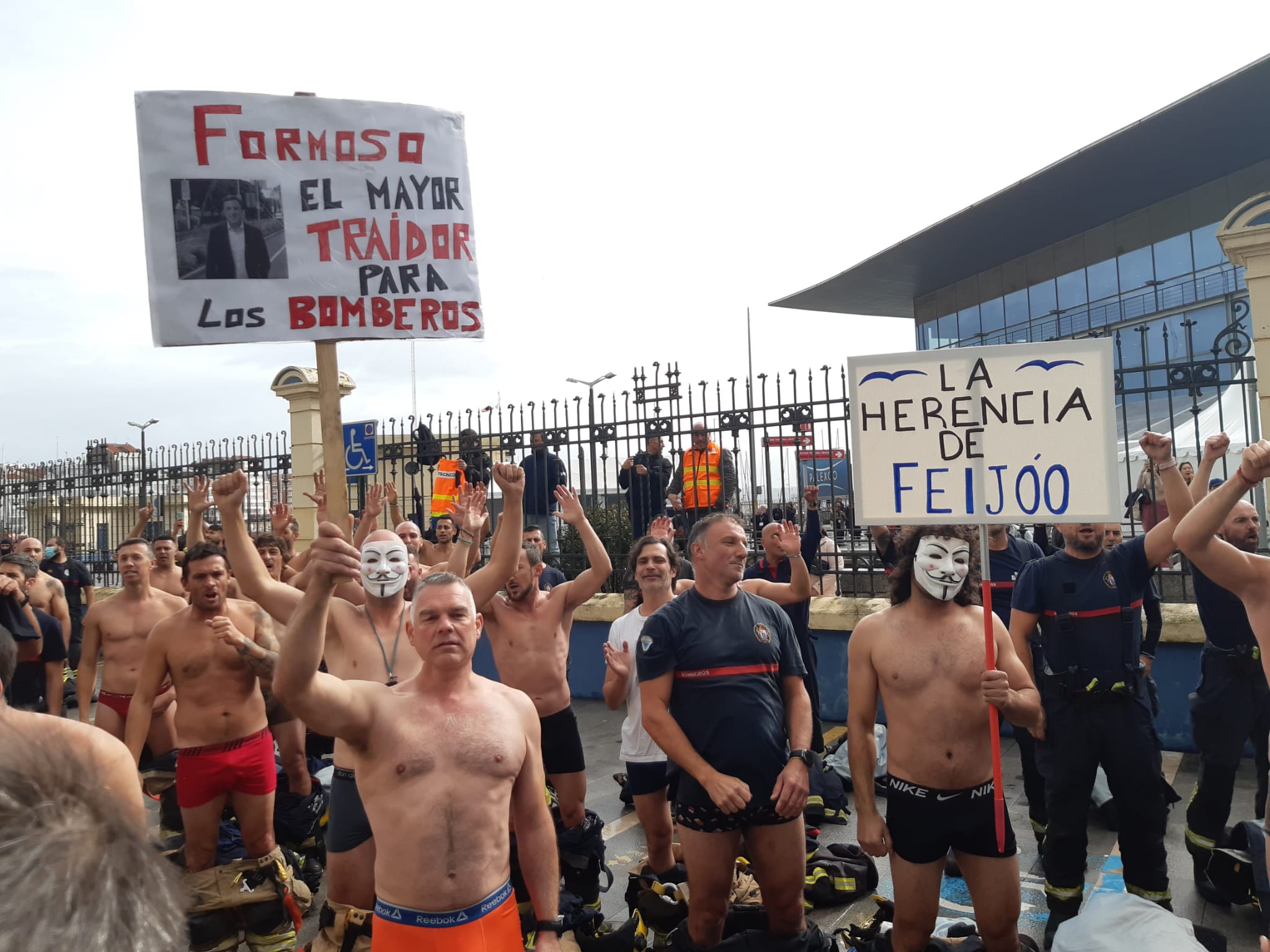 Los bomberos comarcales protestan delante de la Diputación de A Coruña ante un contundente dispositivo de la Policía Nacional Los bomberos comarcales protestan delante de la Diputación de A Coruña ante un contundente dispositivo de la Policía Nacional