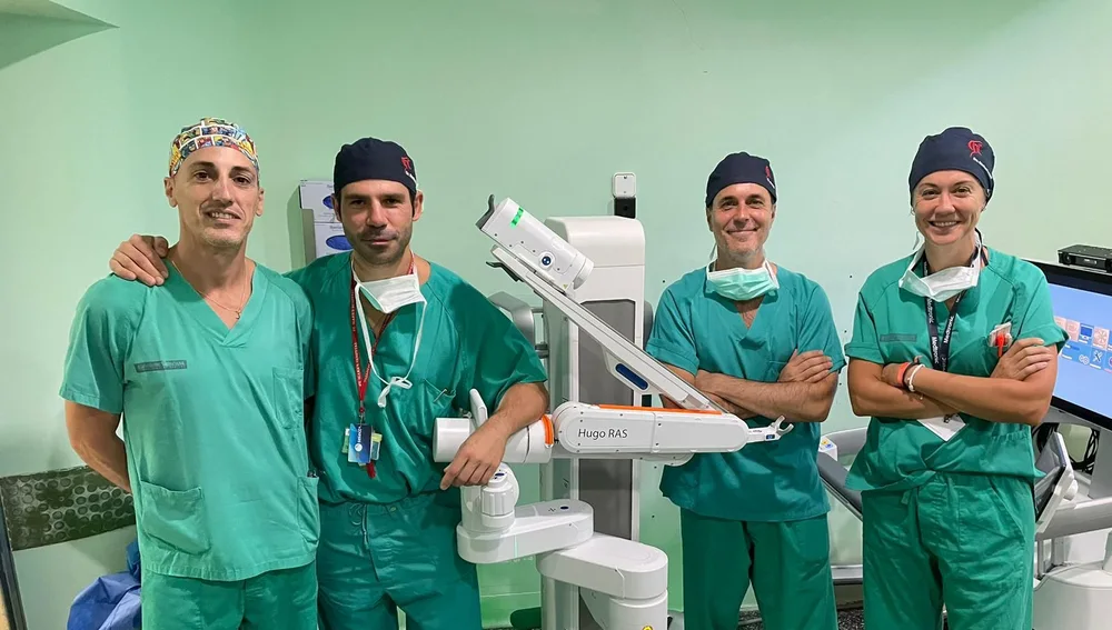 Equipo médico que ha realizado la primera operación con el robot HUGO en el Hospital General de Elche. 