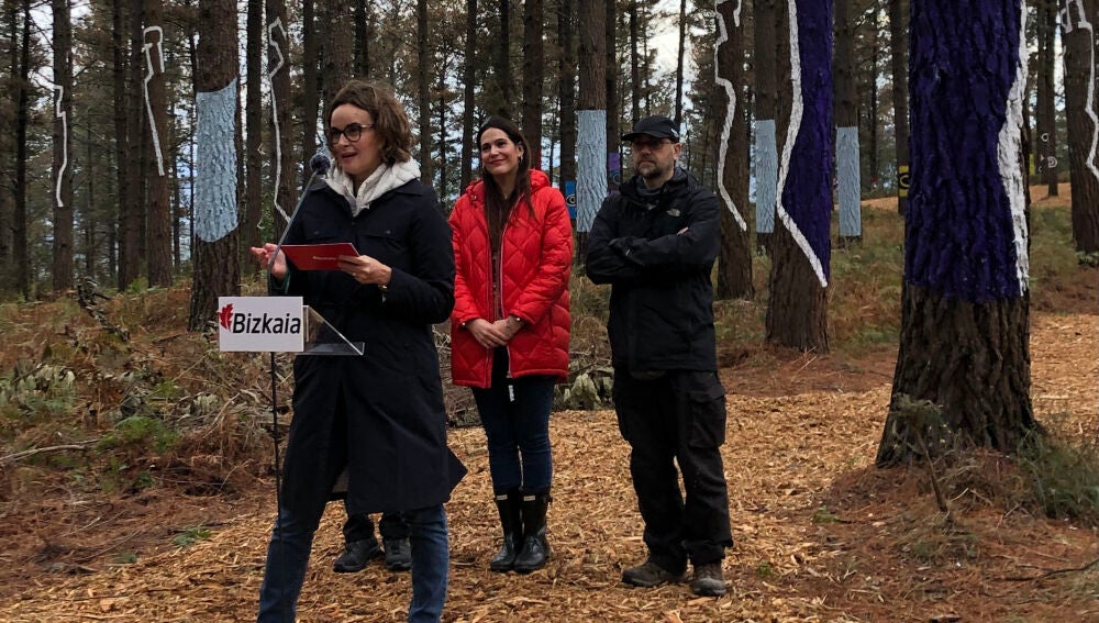 Elixabete Etxanobe inaugura el bosque de Oma