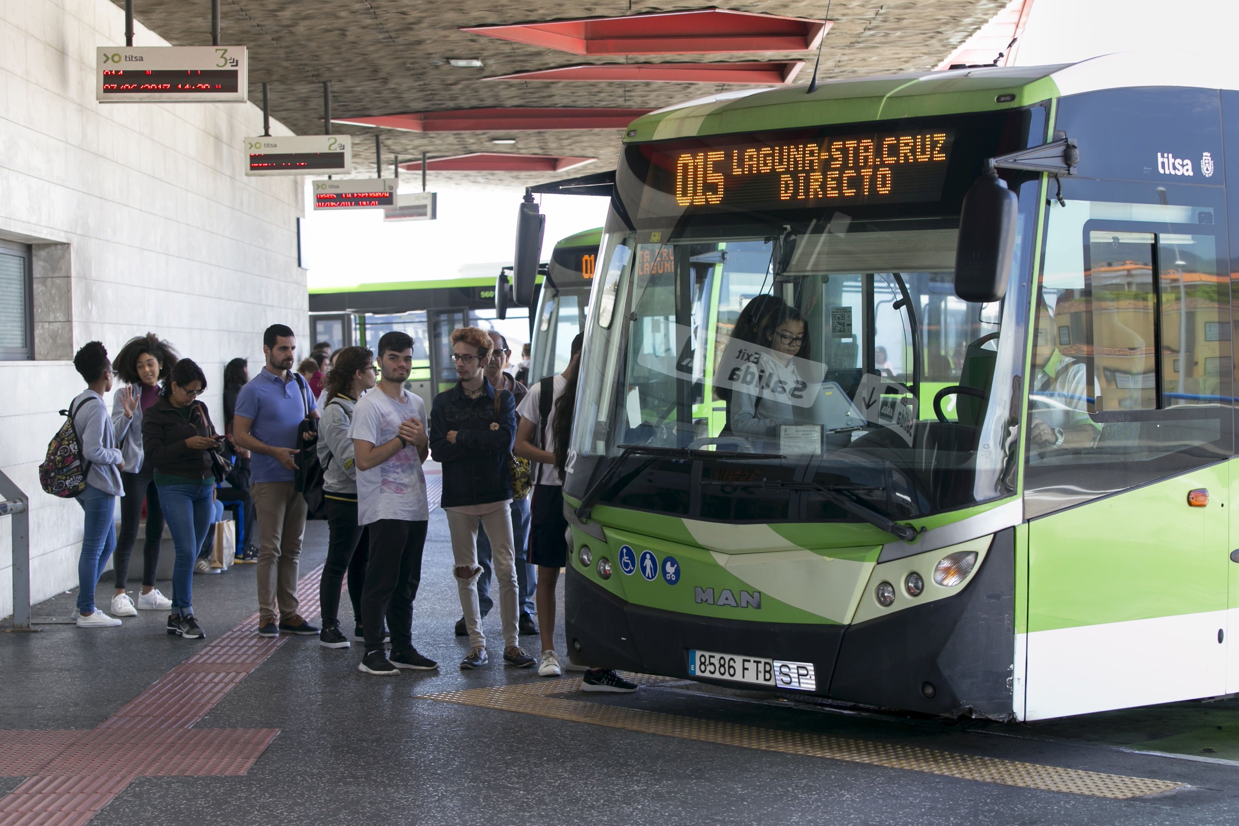 Cambian los requisitos para viajar gratis en las guaguas y el tranvía de Canarias Cambian los requisitos para viajar gratis en las guaguas y el tranvía de Canarias
