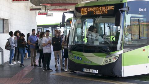 Imagen de archivo de un grupo de personas accediendo a una guagua de TITSA en una estación de guaguas