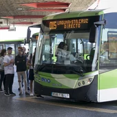Imagen de archivo de un grupo de personas accediendo a una guagua de TITSA en una estación de guaguas Imagen de archivo de un grupo de personas accediendo a una guagua de TITSA en una estación de guaguas