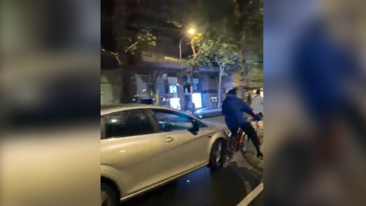 El vídeo de un coche que arrolla a un grupo de ciclistas durante una marcha en Madrid: "Es un ataque desalmado" El vídeo de un coche que arrolla a un grupo de ciclistas durante una marcha en Madrid: "Es un ataque desalmado"