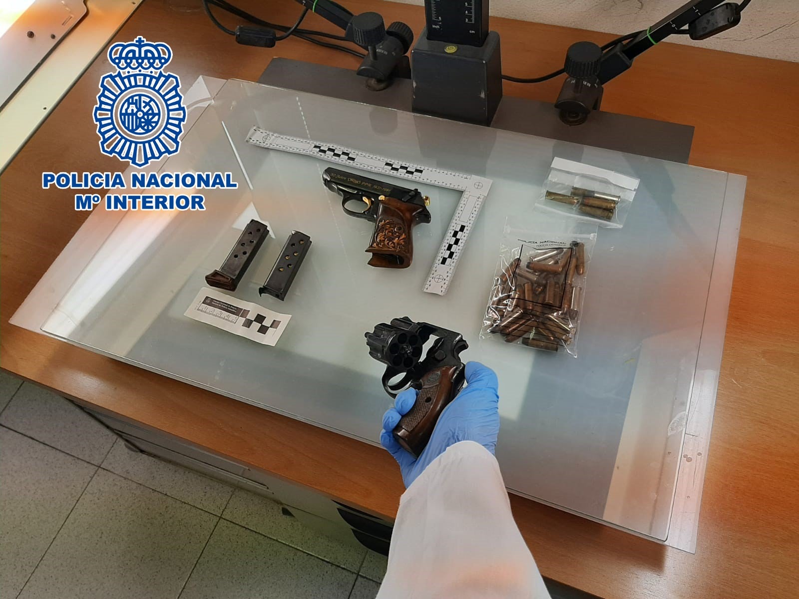 La Policía Nacional detiene en Elche en menos de 24 horas a dos hombres que portaban pistolas y munición La Policía Nacional detiene en Elche en menos de 24 horas a dos hombres que portaban pistolas y munición