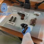 Pistolas y munición intervenidas en Elche por la Policía Nacional. 