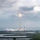 El cohete Space X Falcon Heavy con la nave espacial Psyche de la NASA, despega del complejo de lanzamiento en el Centro Espacial Kennedy de la NASA en Cabo Cañaveral, Florida, EE.UU.en una imagen de archivo