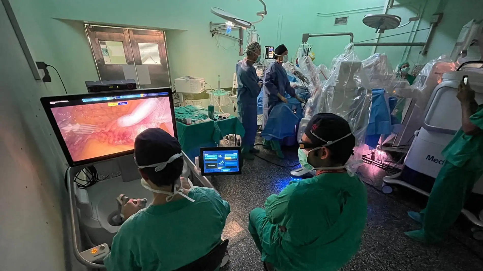 Intervencion quirúrgica con el robot Hugo en el Hospital General Universitario de de Elche.