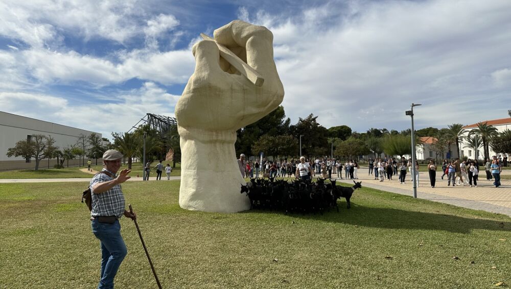 El ganadero saluda al final del recorrido 