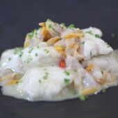 Kokotxas de bacalao con berberechos al txakolí, receta de Martín Berasategui y Robin Food