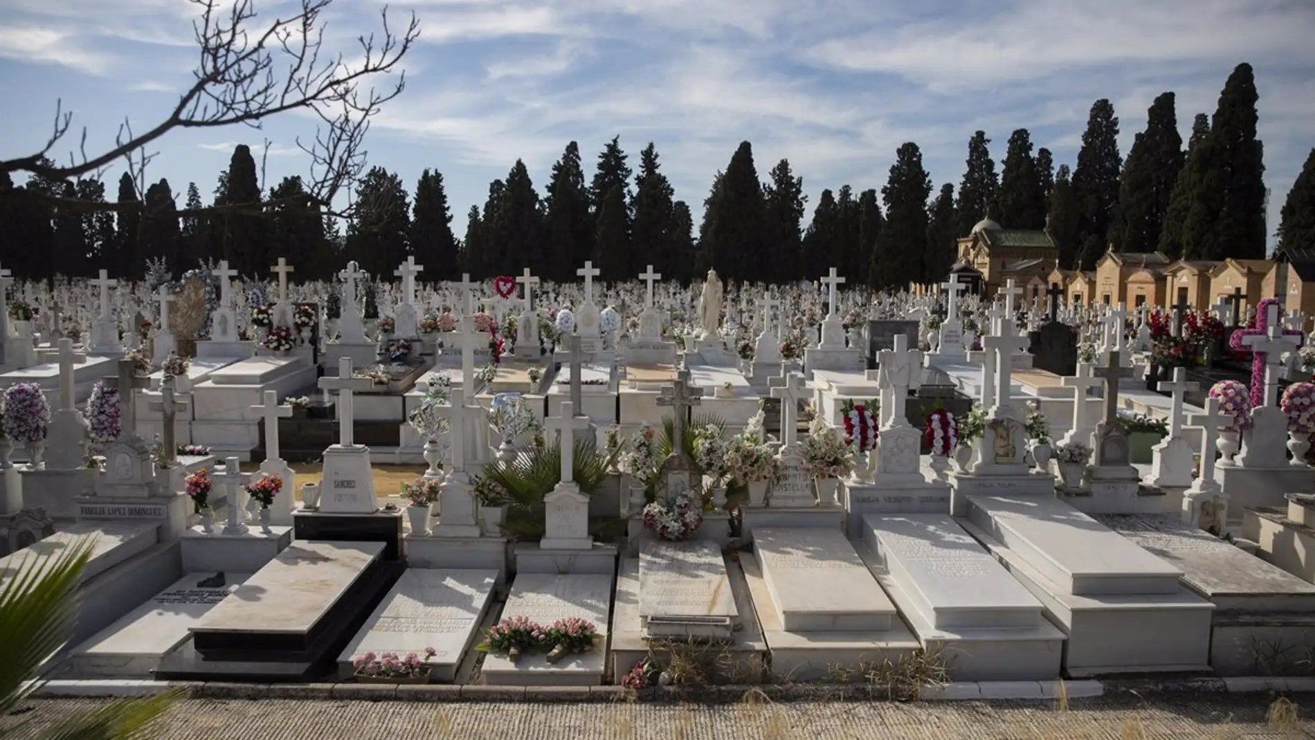 Imagen de archivo del Cementerio de San Fernando de Sevilla capital en el Día de Todos los Santos
