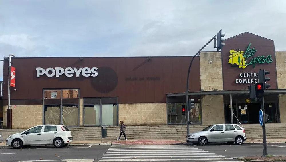 El Centro Comercial Los Cipreses, con el rótulo de Popeyes El Centro Comercial Los Cipreses, con el rótulo de Popeyes
