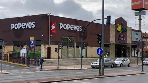 Dos letreros anuncian la instalación de Popeyes en Salamanca Dos letreros anuncian la instalación de Popeyes en Salamanca