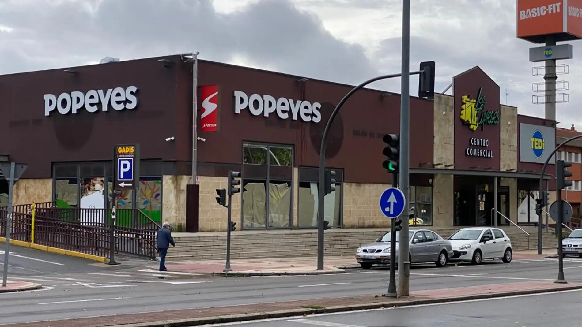 Dos letreros anuncian la instalación de Popeyes en Salamanca