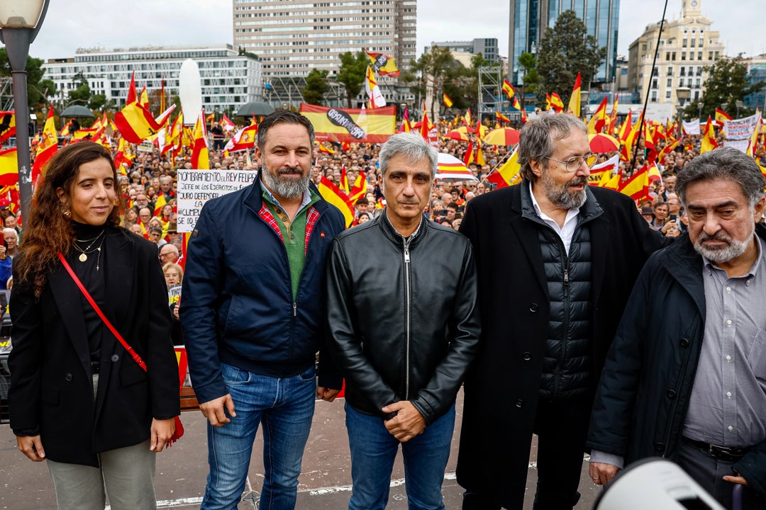 Abascal advierte ante miles de personas "del golpe que Sánchez perpetrará desde Moncloa" Abascal advierte ante miles de personas "del golpe que Sánchez perpetrará desde Moncloa"