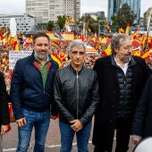 El líder de Vox, Sangiago Abascal (2i), en la manifestación contra la amnistía y las negociaciones convocada este domingo por la Fundación Para la Defensa de la Nación Española (DENAES), en la Plaza de Colón en Madrid. 